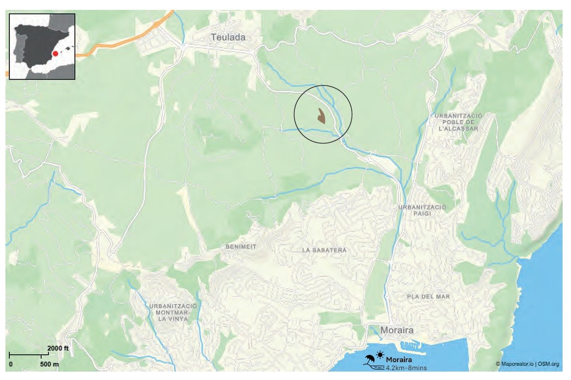 Locatiekaart van het perceel van 10.920 m2 in het binnenland van Teulada-Moraira, op 4,2 km afstand van de kust en het centrum.