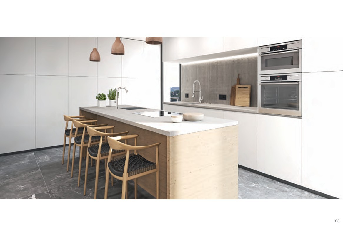 Moderne keuken met houten kookeiland, stenen aanrechtblad, inbouwovens en designkrukken op een donkere tegelvloer.