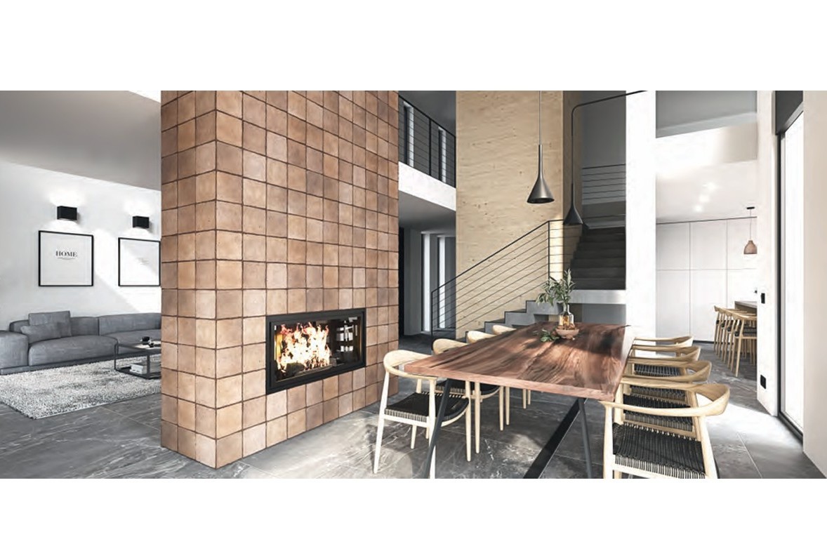 Open woon- en eetkamer met een centrale haardwand bekleed met terracotta tegels, een boomstamtafel en een moderne trap met stalen leuning.