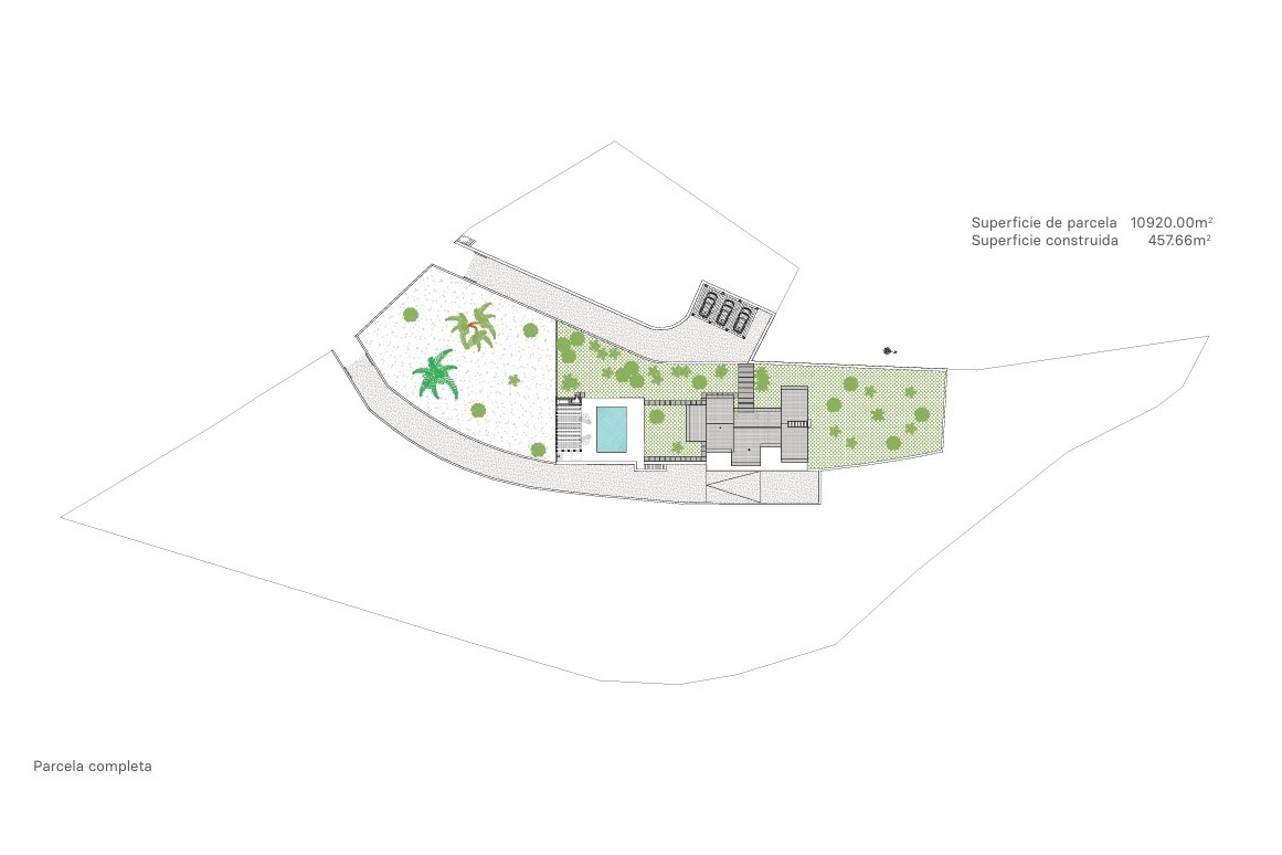 Situatieplan van het perceel van 10.920 m² met de indeling van de villa, het zwembad, de tuinen en de parkeergelegenheid.