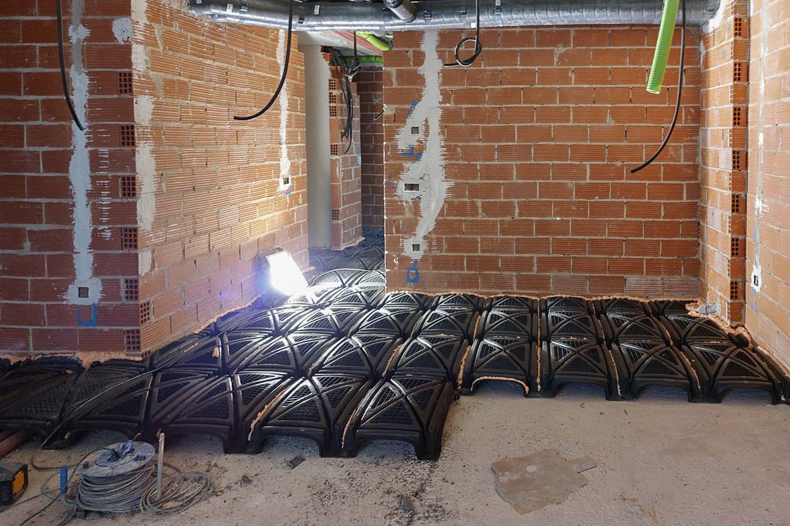Bouwfase met de installatie van een geventileerde kruipruimte voor optimale structurele isolatie en effectieve vochtwering van de villa.