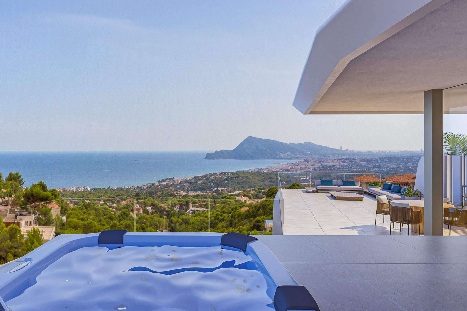 Hoofdterras met buiten-spa en panoramisch uitzicht over de baai van Altea. Voorzien van designmeubilair en glazen balustrades voor een onbelemmerd zicht op de kustlijn.