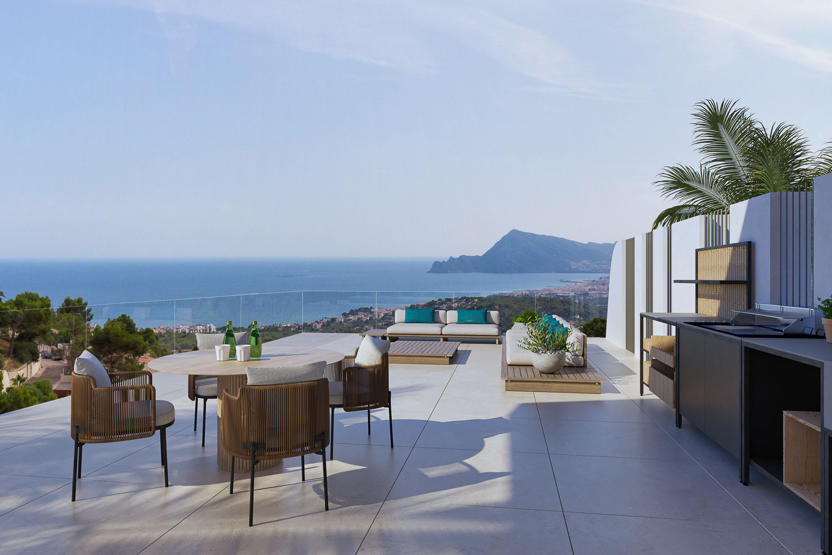 Panoramisch terras met buitenkeuken, eethoek en lounge. Uitzicht op zee en bergen met glazen balustrades en grootformaat porseleinen vloertegels.