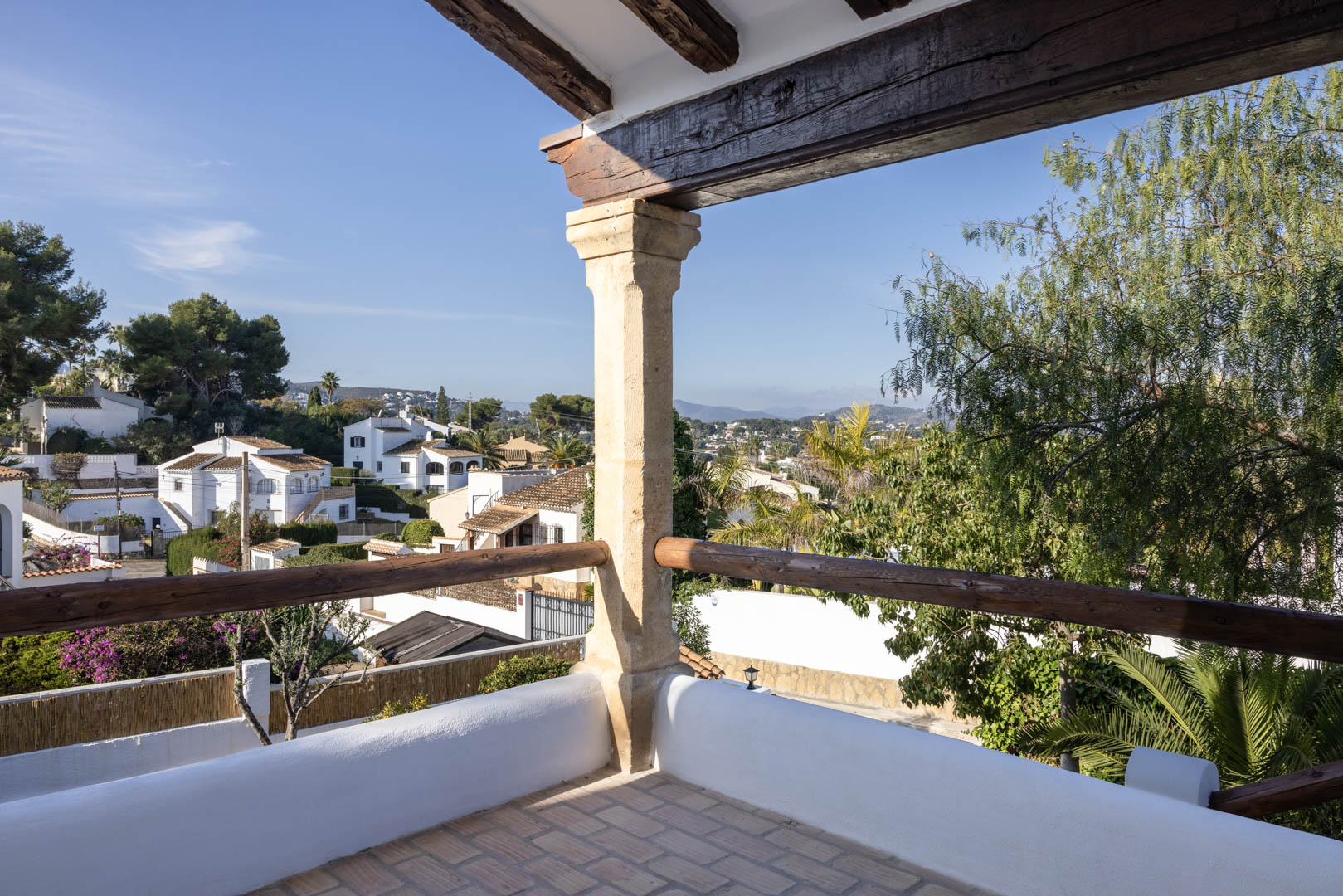 Terras met uitzicht in Tosalet, Jávea. Rustieke details: houten balken en tegelvloer.