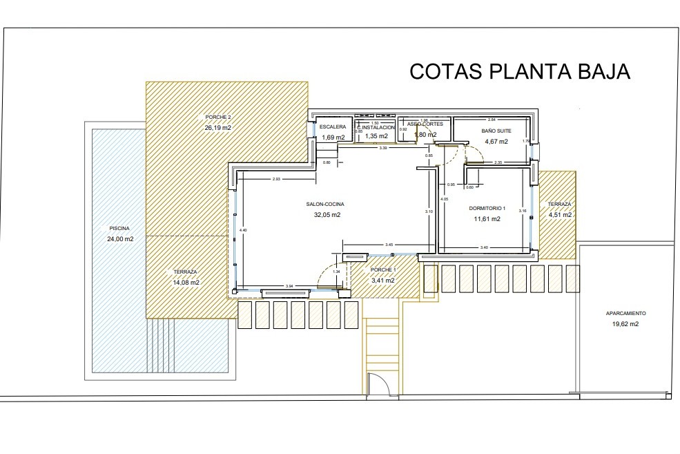 Gedetailleerde plattegrond van de begane grond met open woonkamer en keuken, een slaapkamer met en-suite badkamer, gastentoilet, buitenterrassen en een privézwembad.