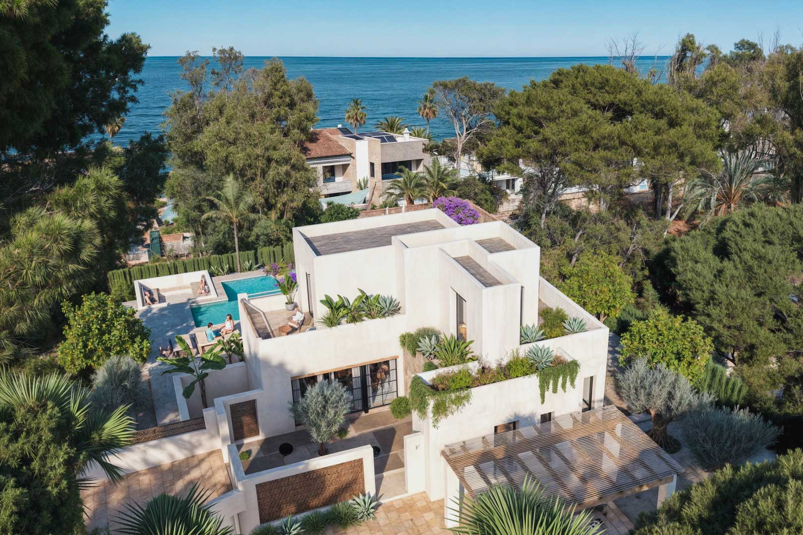 Luchtfoto van moderne villa met groen op het dak en zwembad, vlakbij de zee in Dénia.