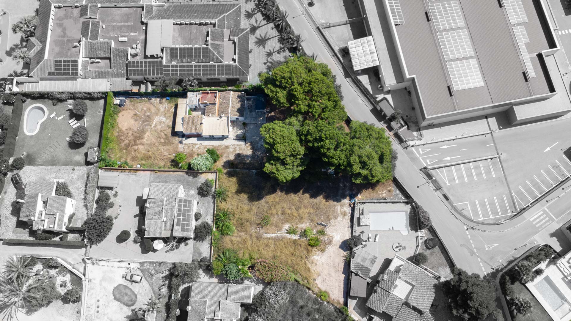 Bovenaanzicht van het perceel van 2.600 m² in Jávea, met de bestaande woning, volwassen bomen en de potentie voor splitsing in twee onafhankelijke bouwkavels.
