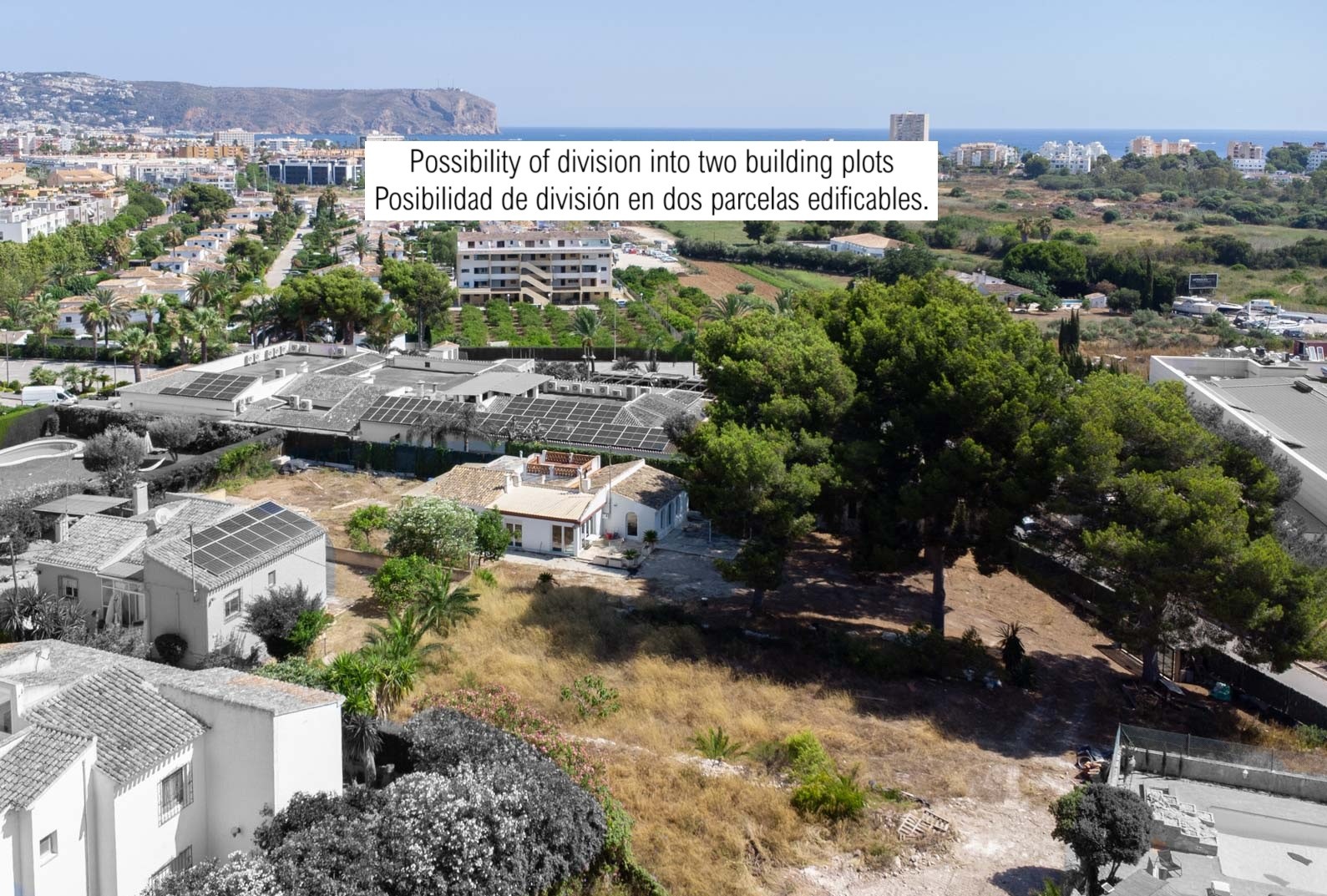 Luchtfoto van het perceel van 2.600 m² met bestaande villa, volwassen pijnbomen en nabijheid van de Middellandse Zee in Jávea.