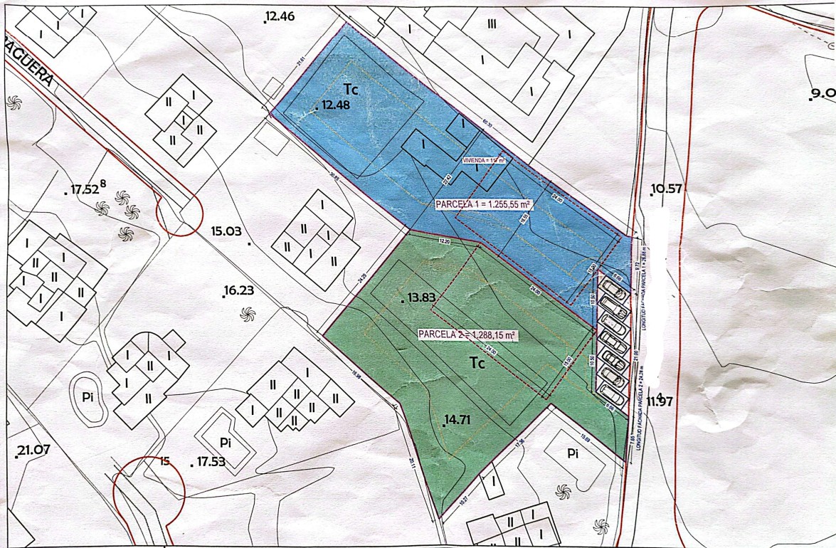 Technische situatietekening die de splitsing toont in twee percelen van 1.255 m² en 1.288 m², inclusief bouwvlakken en parkeergelegenheid.