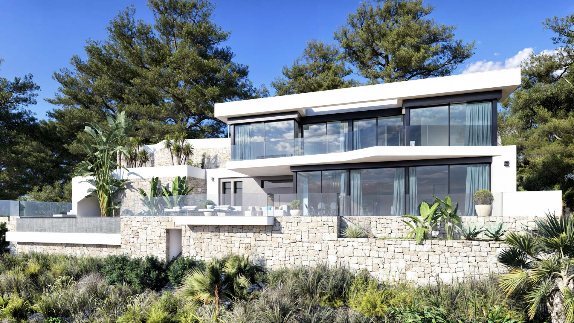 Eigentijds exterieur met natuurstenen muren, kamerhoge raampartijen en terrassen met glazen balustrades, omgeven door mediterrane pijnbomen.