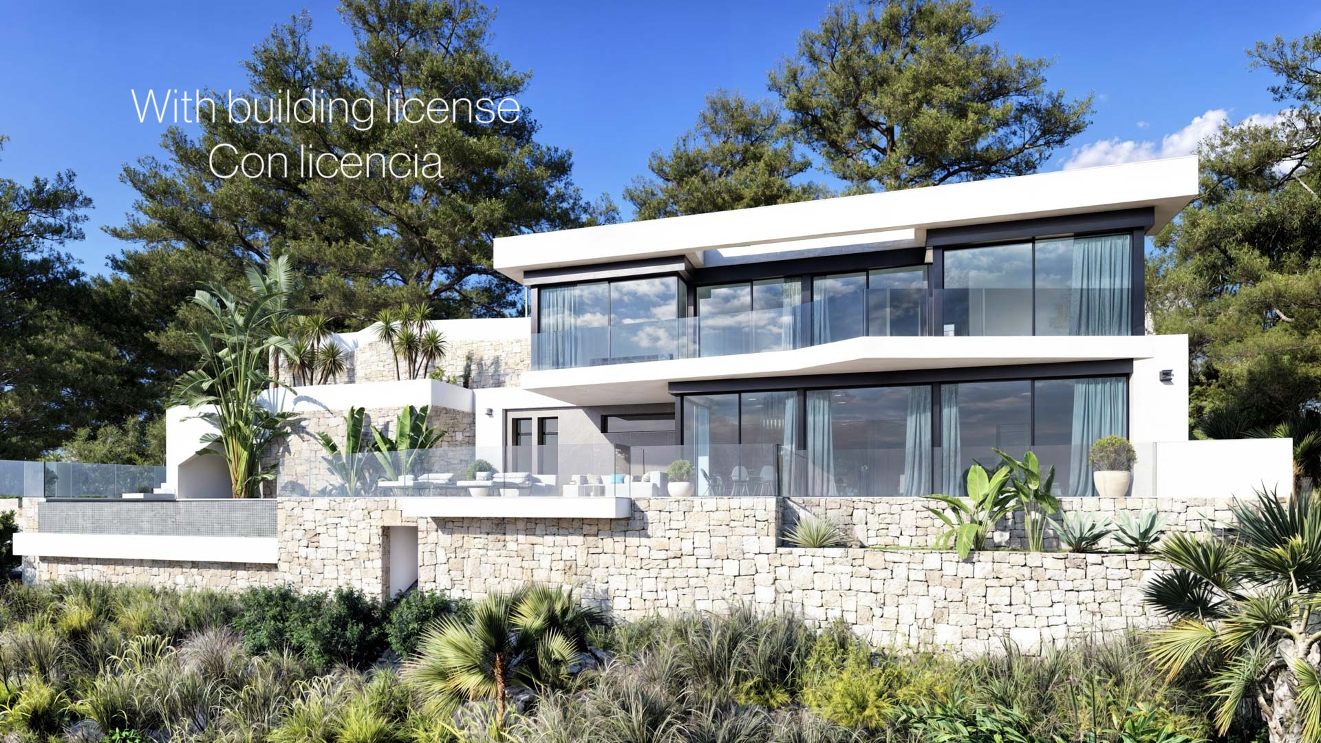 Moderne gevel van twee verdiepingen met natuurstenen muren, kamerhoge raampartijen en glazen balustrades, geïntegreerd in een mediterraan landschap met pijnbomen.