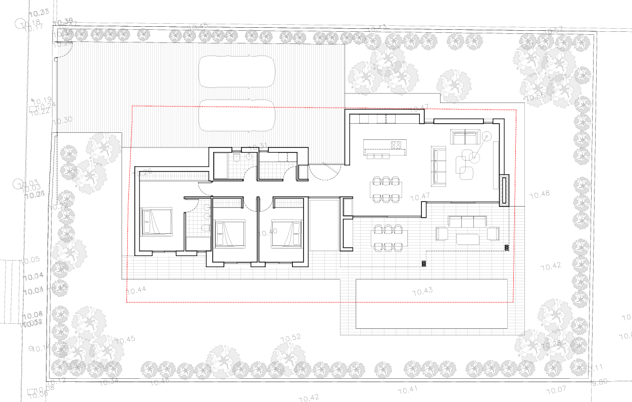 Technische plattegrond van de villa met de indeling van drie slaapkamers, open woonkamer, terrassen, zwembad en parkeergelegenheid op het perceel.