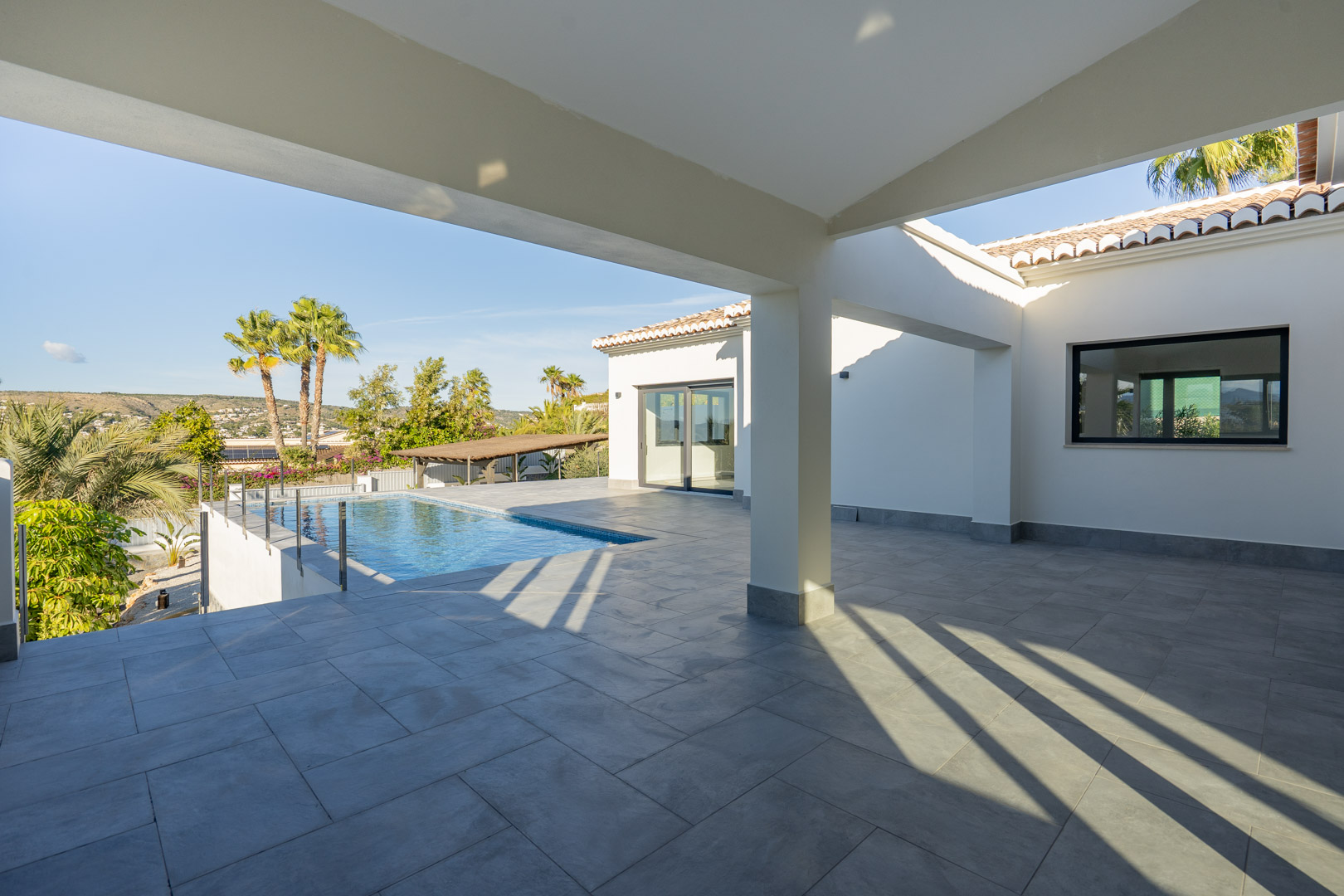 Overdekt terras met zwembad en panoramisch uitzicht in Jávea.