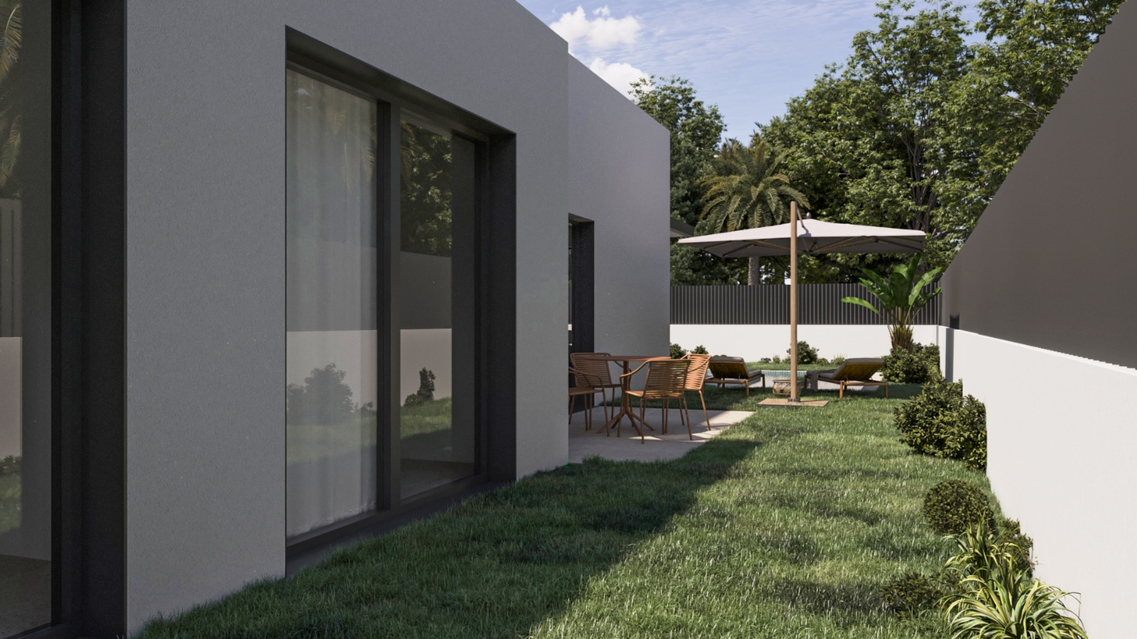 Exterieur van de villa met een minimalistische gevel, grote glazen schuifdeuren en een privétuin met betegeld terras, eethoek en ligbedden onder een parasol.