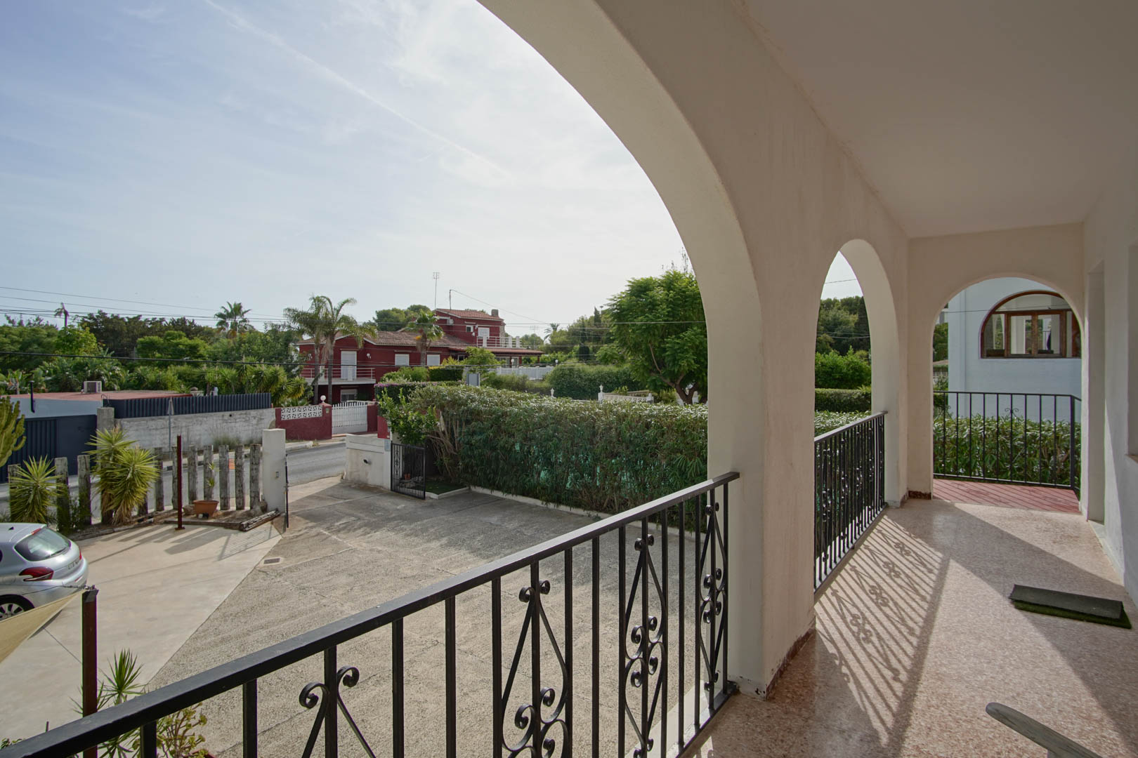 Overdekt balkon met bogen