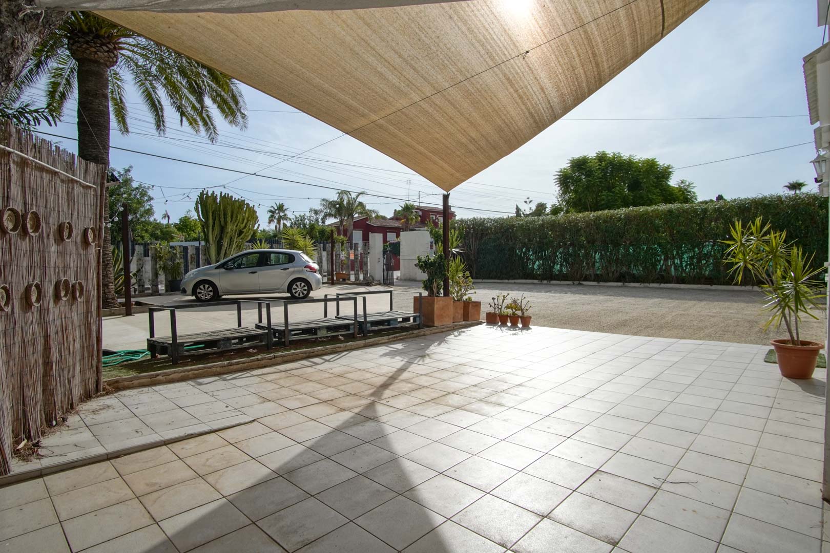 Terras en parkeergelegenheid