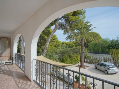 Overdekt balkon met tuinzicht