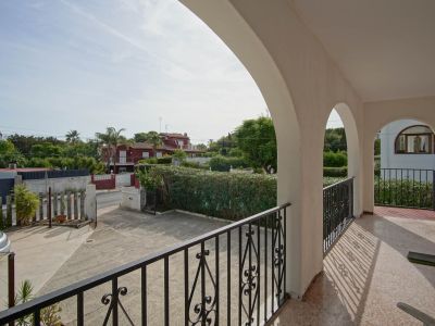 Overdekt balkon met bogen