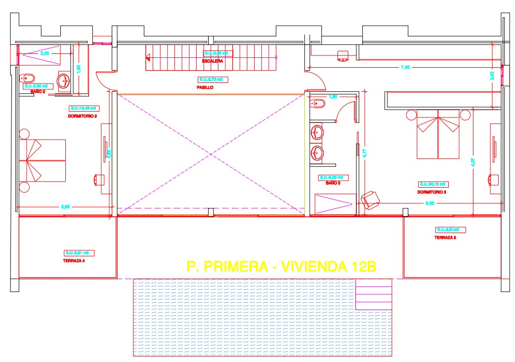 Technische plattegrond van de eerste verdieping met twee slaapkamers, en-suite badkamers en privéterrassen, inclusief de centrale hal en trapverbinding.