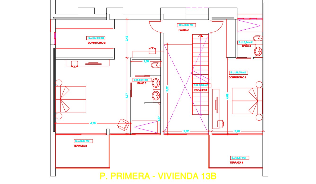 Gedetailleerde plattegrond van de eerste verdieping met twee slaapkamers voorzien van en-suite badkamers, inbouwkasten en toegang tot privéterrassen.