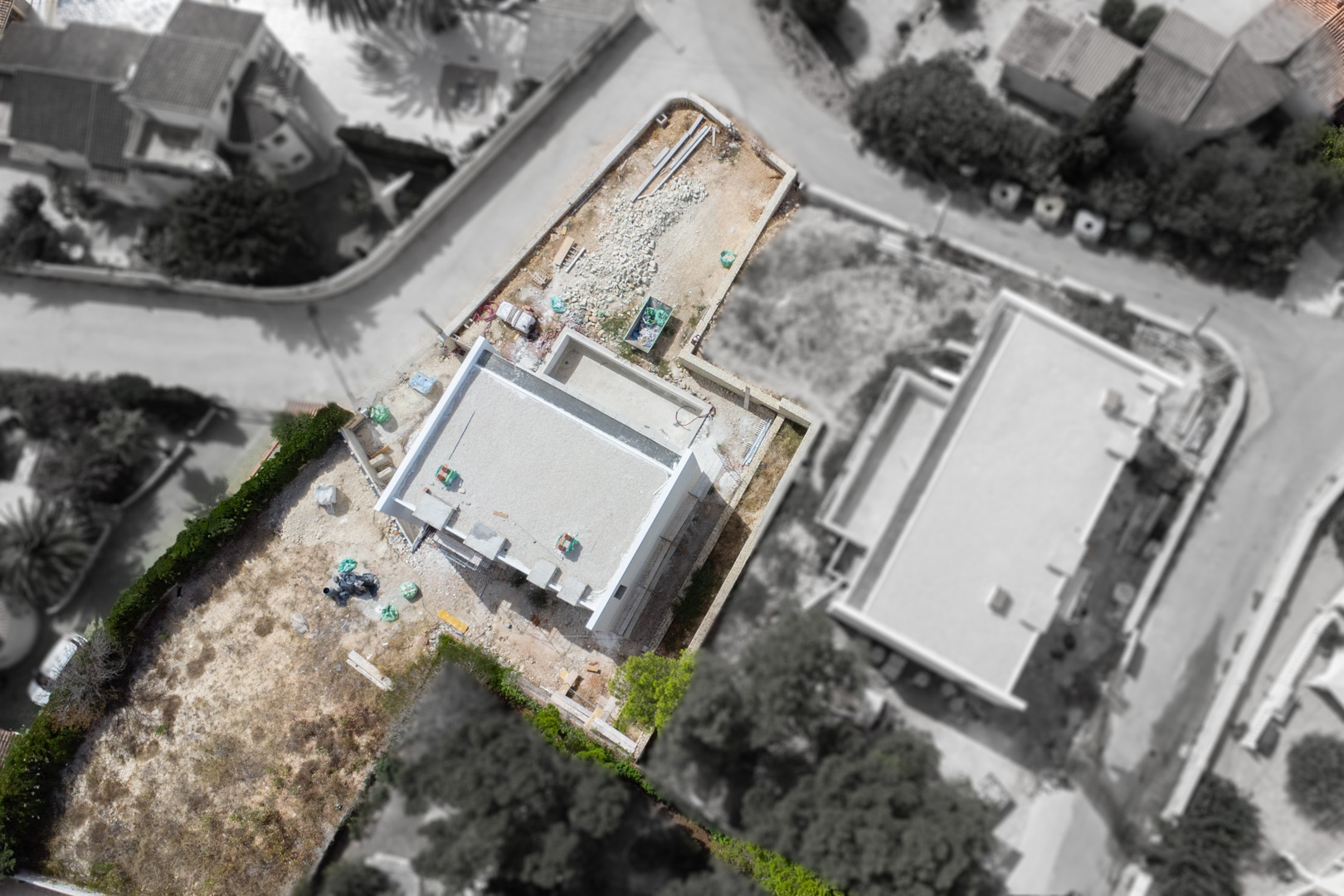 Luchtfoto van de huidige bouwfase van de villa op het vlakke perceel, met een duidelijk beeld van de structuur en de omliggende woonwijk in Calpe.