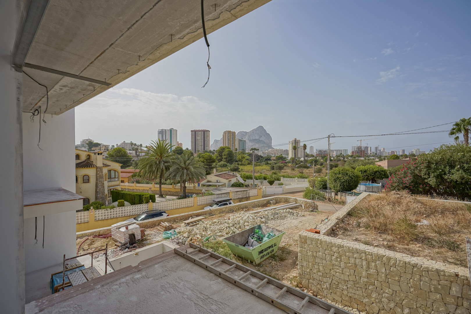 Panoramisch uitzicht vanaf de bovenverdieping in aanbouw, met zicht op de Peñón de Ifach en de skyline van Calpe boven het toekomstige tuingedeelte.