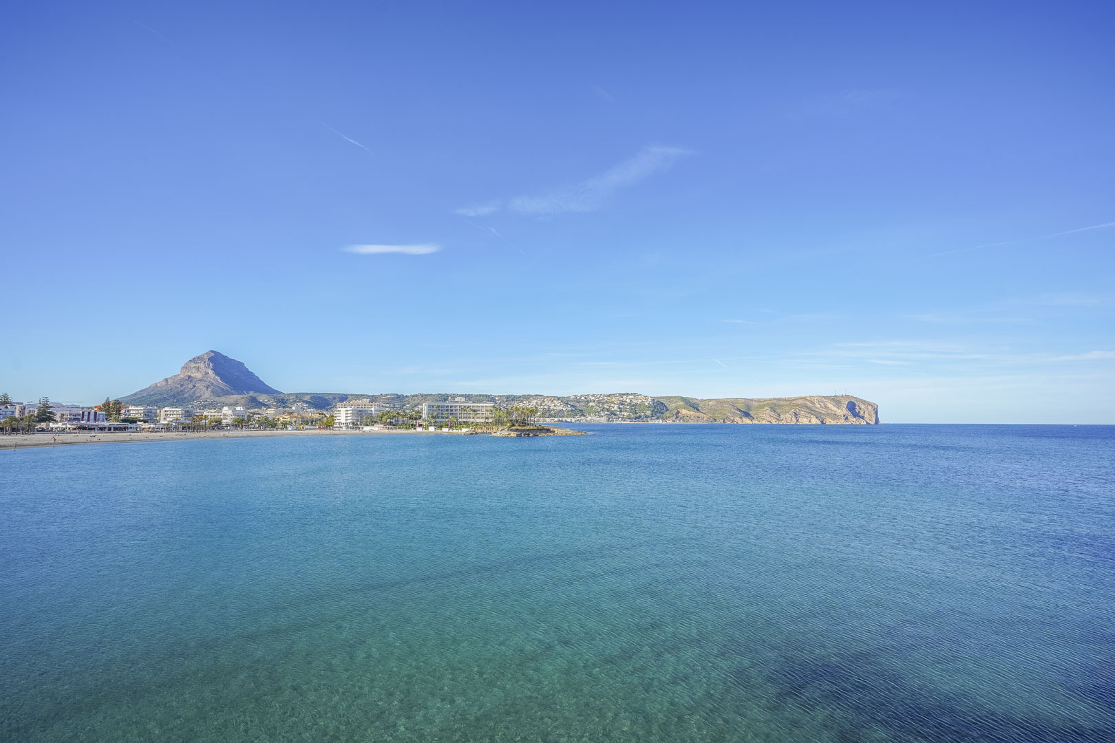 Panoramisch uitzicht over de baai van Jávea met de berg Montgó op de achtergrond en turquoise water, op slechts één kilometer van het project.