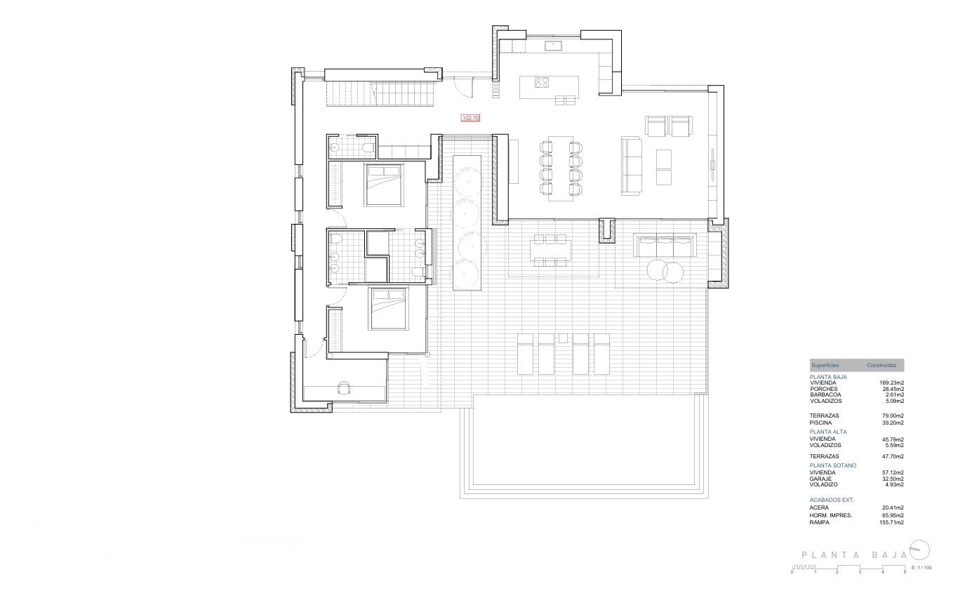 Technische plattegrond van de begane grond met open woonkamer, eilandkeuken, twee slaapkamers met eigen badkamer en een ruim terras met zwembad.