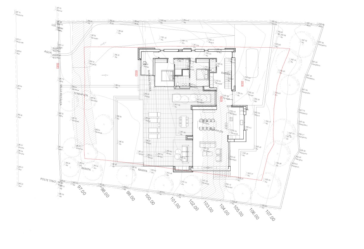 Technische plattegrond van de hoofdverdieping met de indeling van de woonkamer, open keuken, slaapkamers met badkamer en het ruime terras met zwembad.
