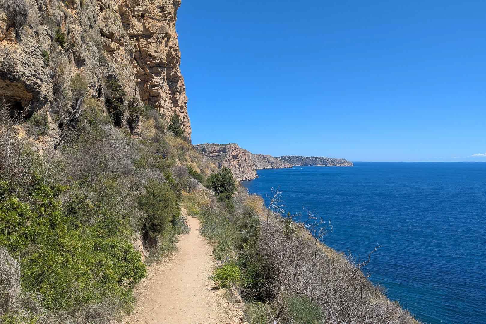 Kustpad langs kalkstenen kliffen met panoramisch uitzicht over de Middellandse Zee en de ruige kustlijn van de Costa Blanca.