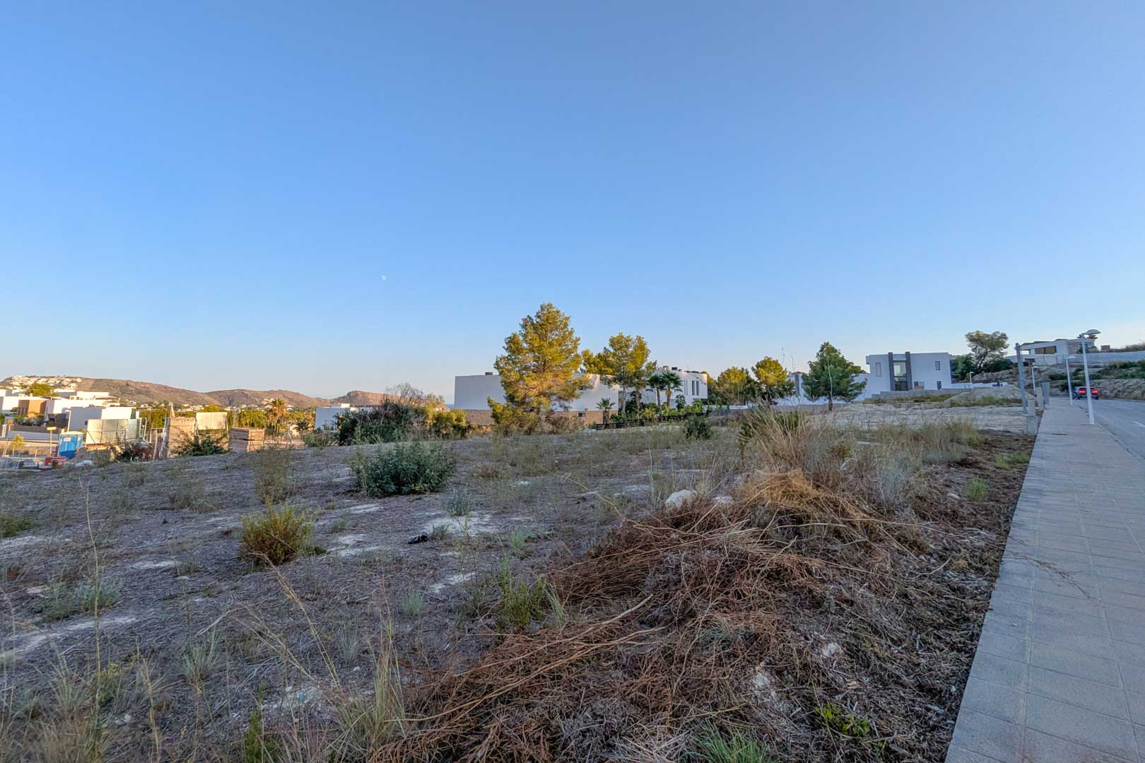 Vlak bouwperceel in El Tesoro, Moraira, met vrij uitzicht op de vallei. Gelegen nabij moderne villa's en direct toegankelijk via een verhard trottoir.