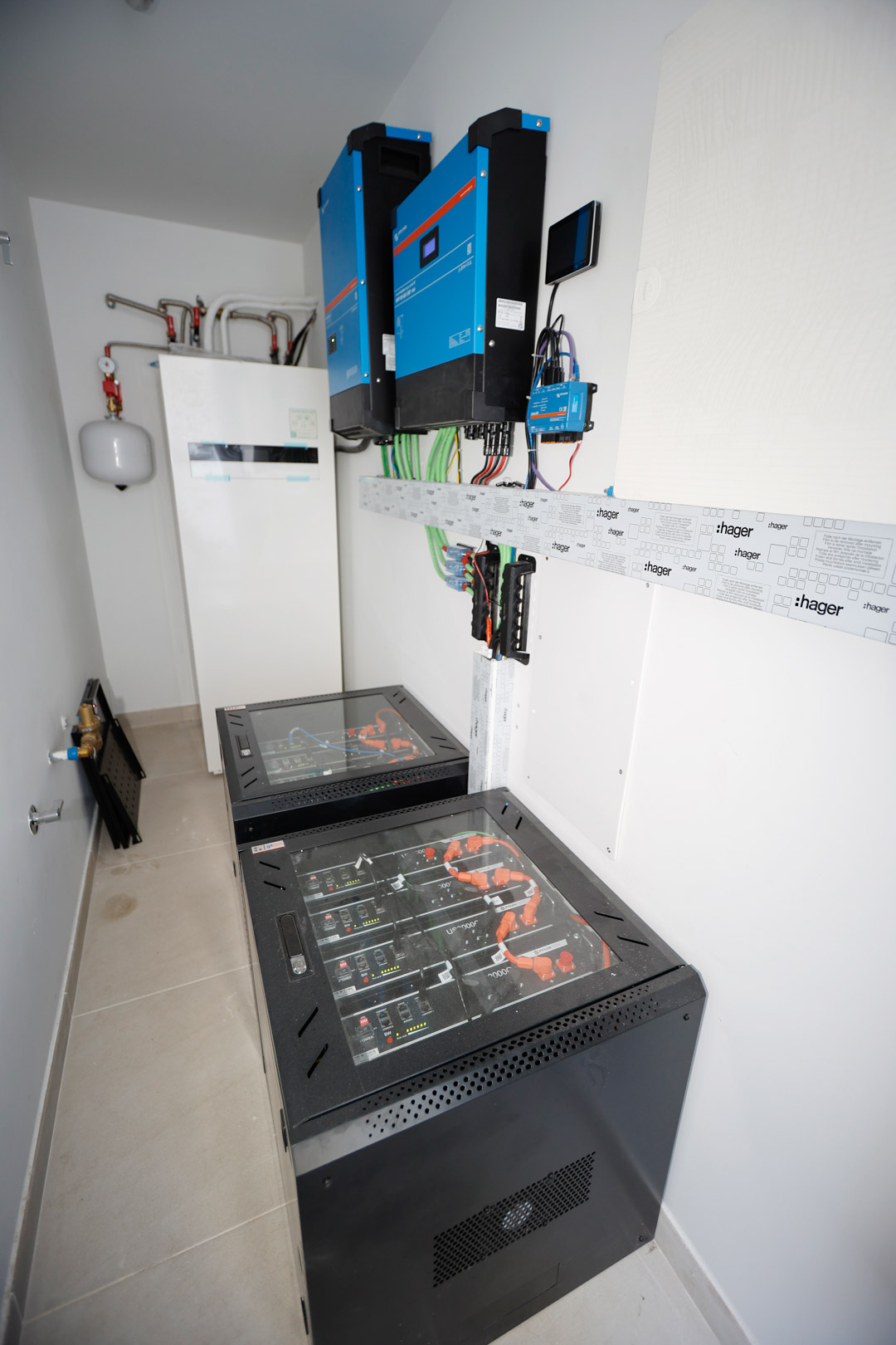 Technische ruimte met 10 kW zonne-installatie, Victron omvormers en 19,2 kWh lithium-accu's voor een duurzaam en efficiënt energiebeheer.
