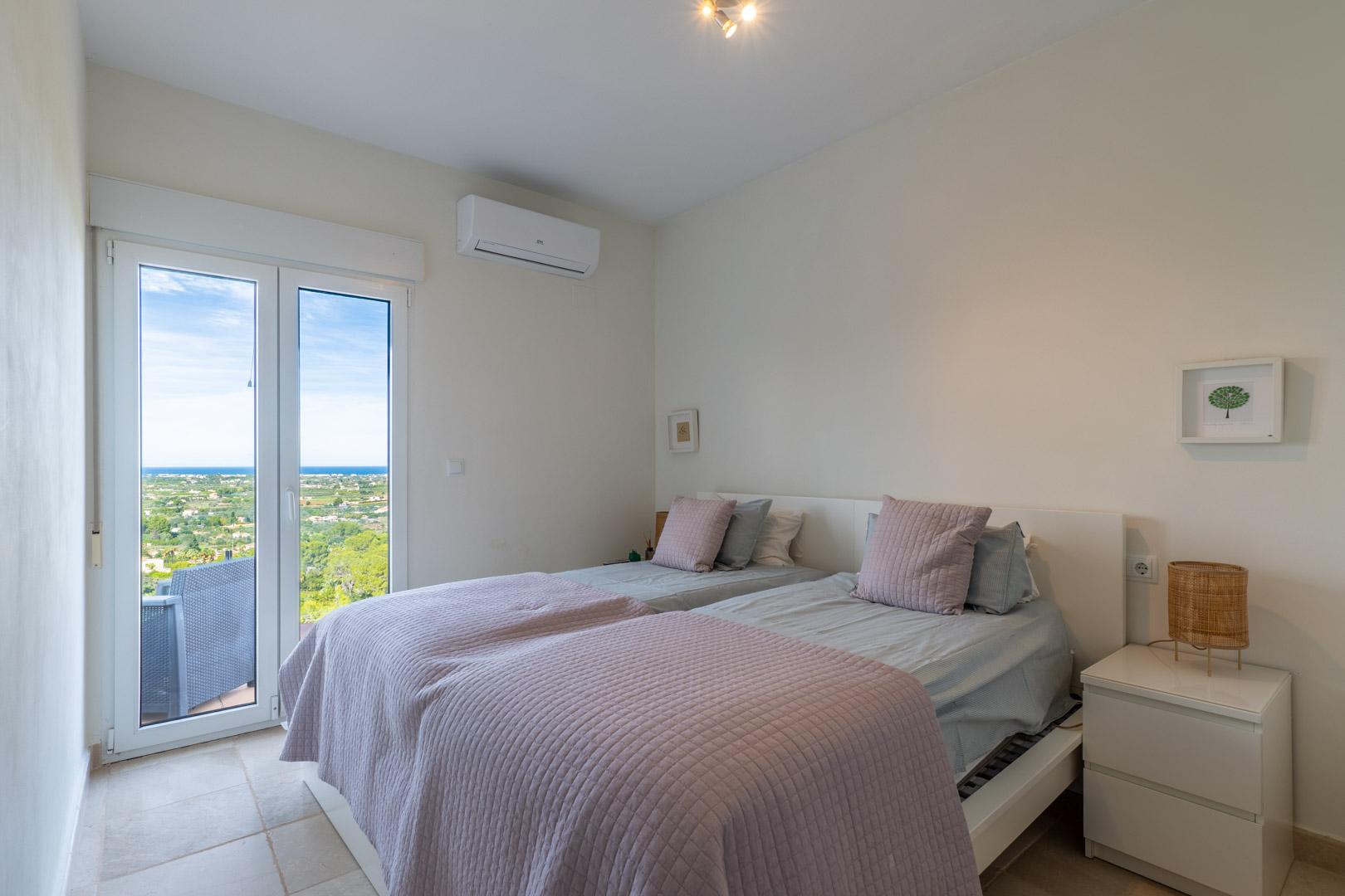 Lichte slaapkamer met directe toegang tot het terras, airconditioning en panoramisch uitzicht op de zee en de natuur van La Sella.