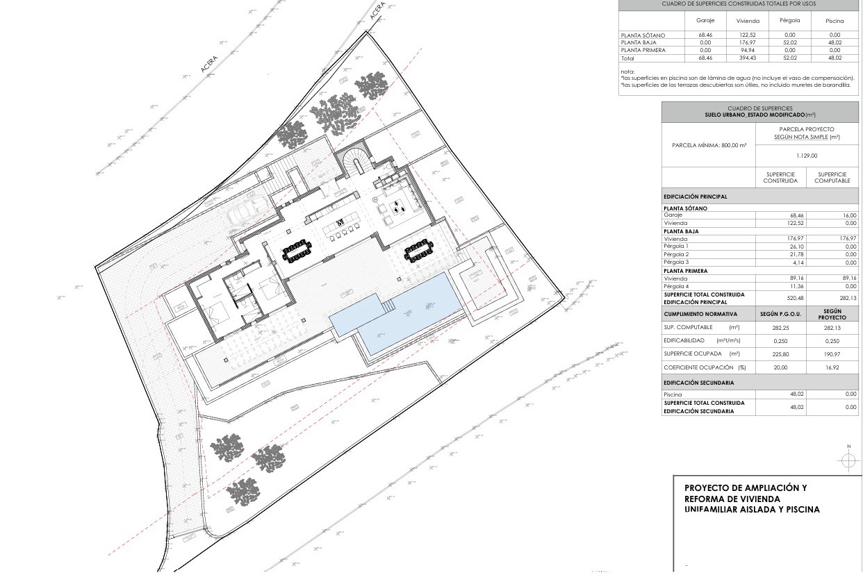 Gedetailleerd technisch inplantingsplan met de indeling van de villa op het perceel, inclusief de begane grond, terrassen, overloopzwembad en de staten van de oppervlaktes.