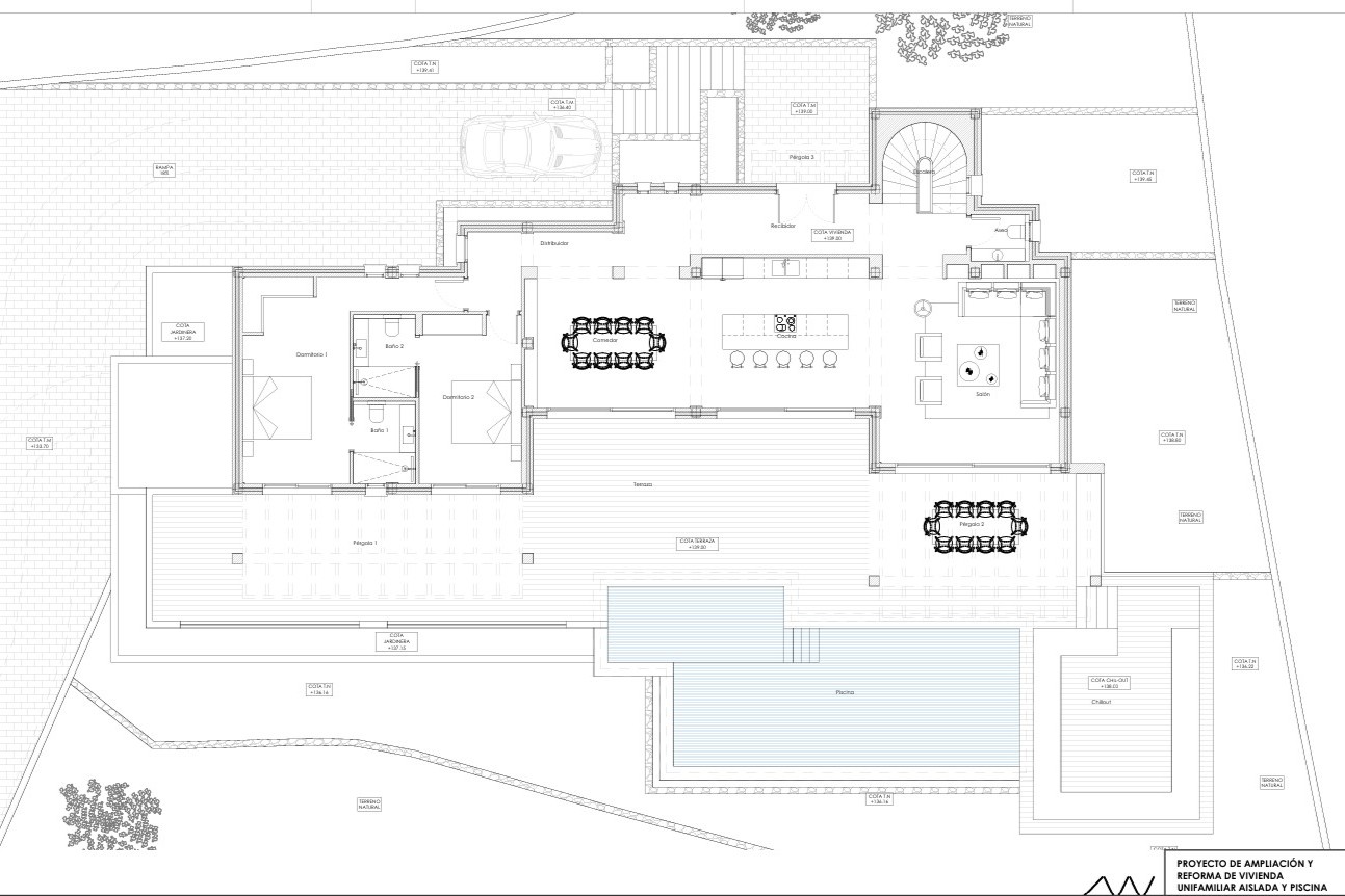 Gedetailleerde plattegrond van de begane grond met de indeling van de open keuken, woonkamer, twee slaapkamers met eigen badkamer en het grote terras met overloopzwembad.