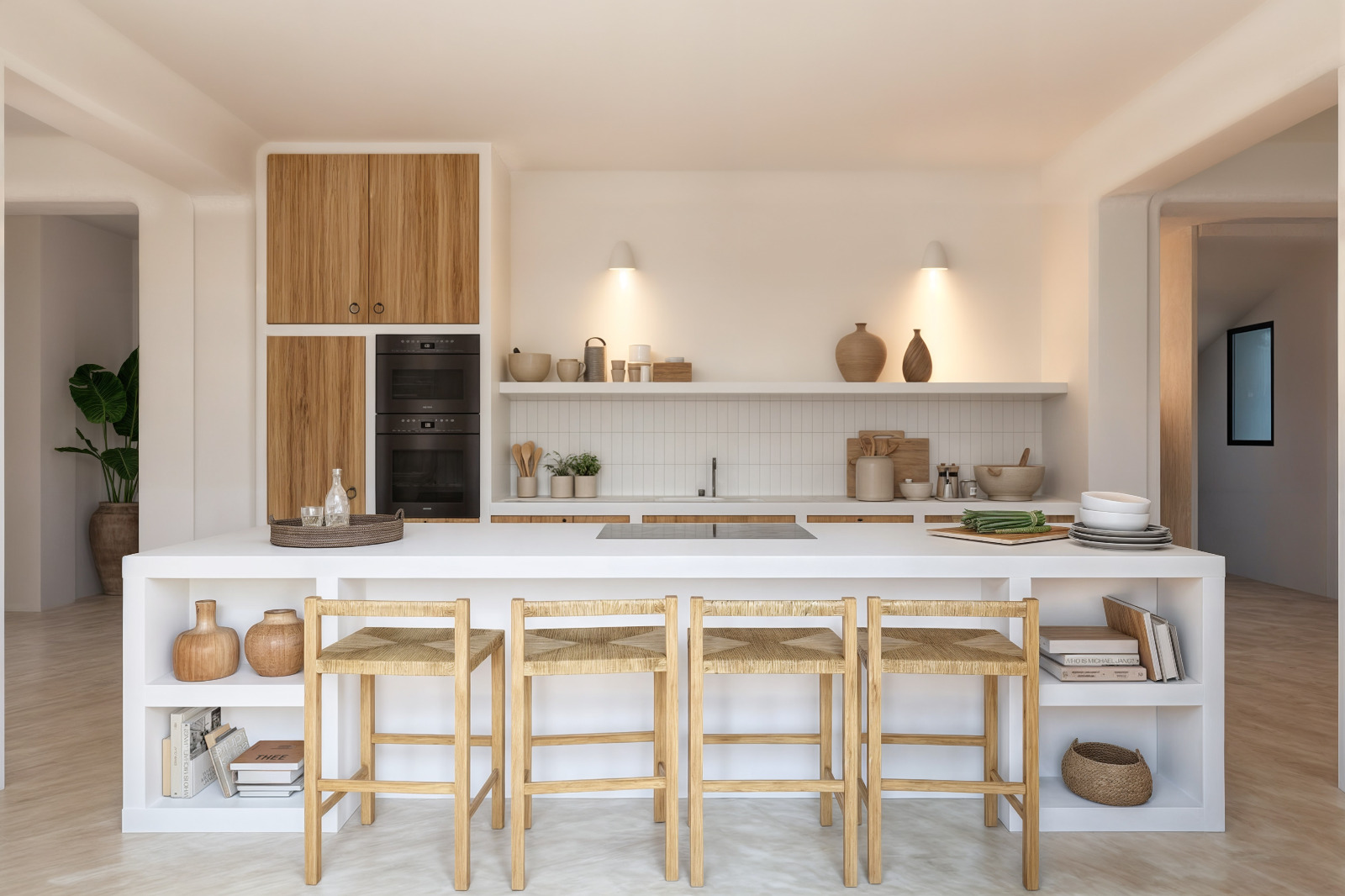 Keuken in Ibiza-stijl met wit kookeiland, houten barkrukken met vlechtwerk, inbouwovens en open schappen met sfeervolle wandverlichting.
