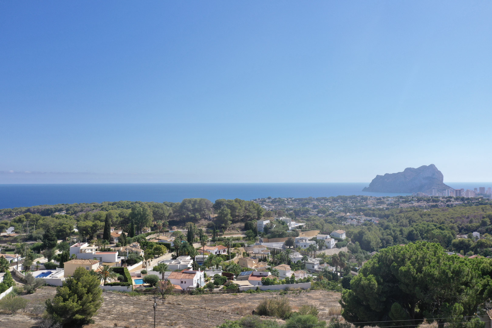 Panoramisch uitzicht op de Middellandse Zee en de Peñón de Ifach vanaf de hooggelegen locatie van het perceel in de urbanisatie Racó de Galeno, Benissa.