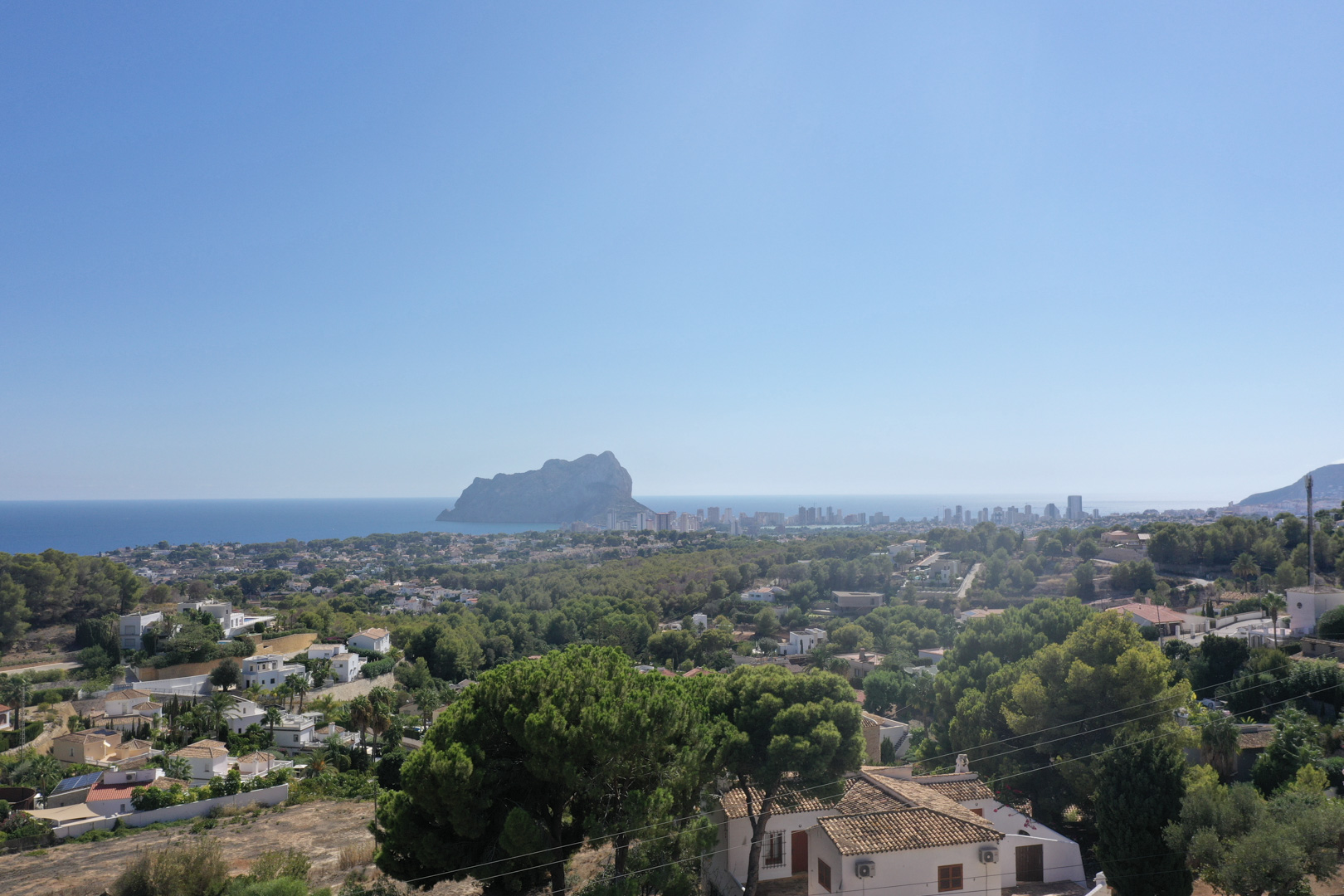 Weids panoramisch uitzicht op de Middellandse Zee, de Peñón de Ifach en de skyline van Calpe vanaf de bouwlocatie in de wijk Racó de Galeno.