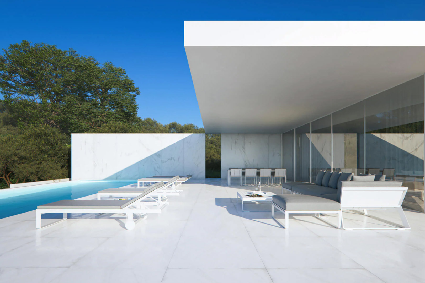 Minimalistisch terras met witte marmeren vloer, overloopzwembad en uitkragende overkapping. Voorzien van design buitenmeubilair en een eethoek.