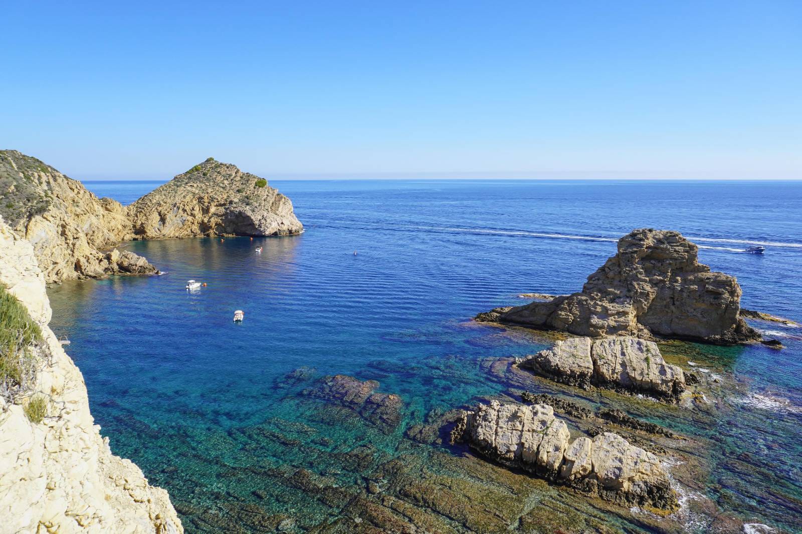 Panoramisch uitzicht op de kustlijn van Jávea met kristalhelder turquoise water en ruige kliffen, gelegen op korte afstand van de woning.