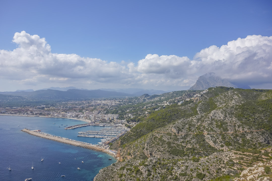 Panoramisch uitzicht op de baai van Jávea, met de jachthaven, de Middellandse Zeekust en de berg Montgó op de achtergrond.
