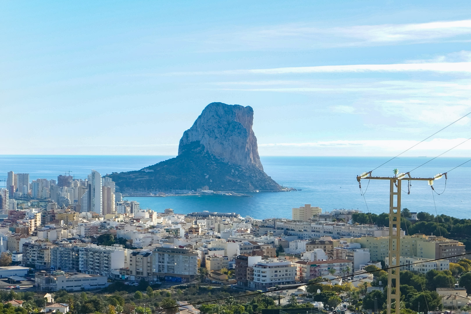 Panoramisch uitzicht vanaf het pand op de Peñón de Ifach, de Middellandse Zee en de skyline van Calpe onder een heldere hemel.