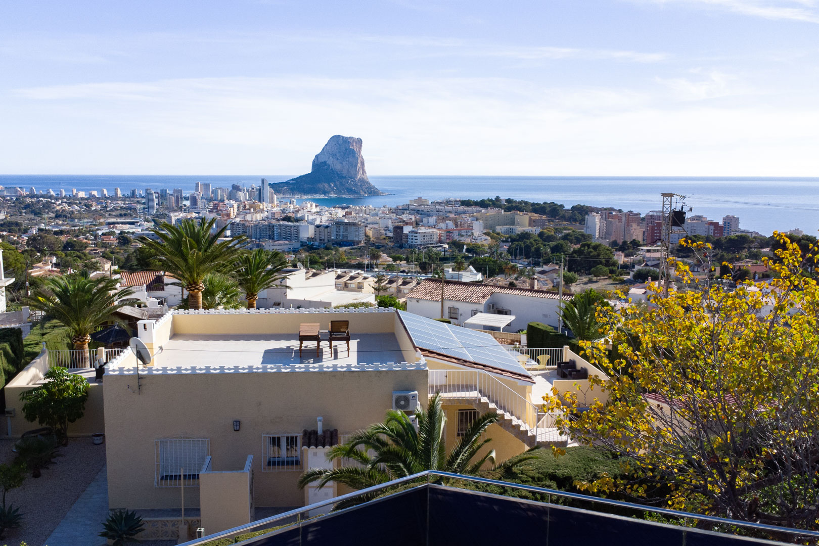 Panoramisch uitzicht vanaf de woning op de Peñón de Ifach en de skyline van Calpe, met zicht op de Middellandse Zeekust en de omliggende woonwijk.
