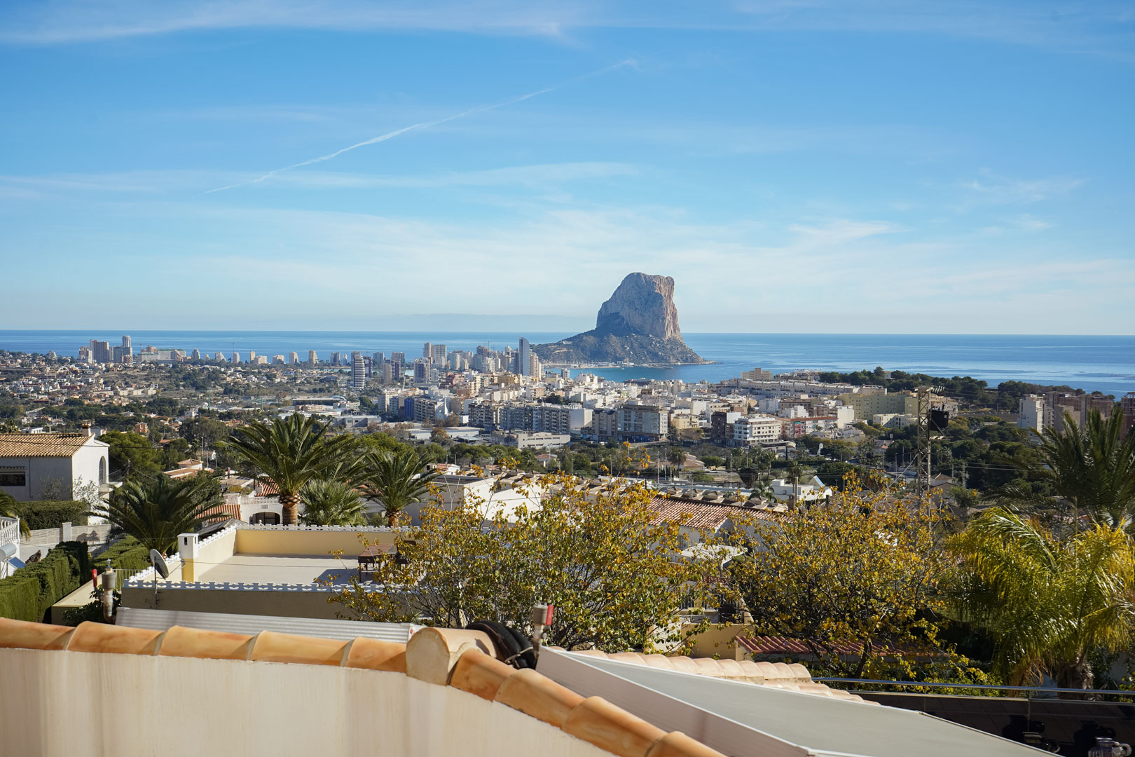 Panoramisch uitzicht vanaf het terras op de Peñón de Ifach en de skyline van Calpe, met zicht op de Middellandse Zee en de omliggende residentiële wijk.