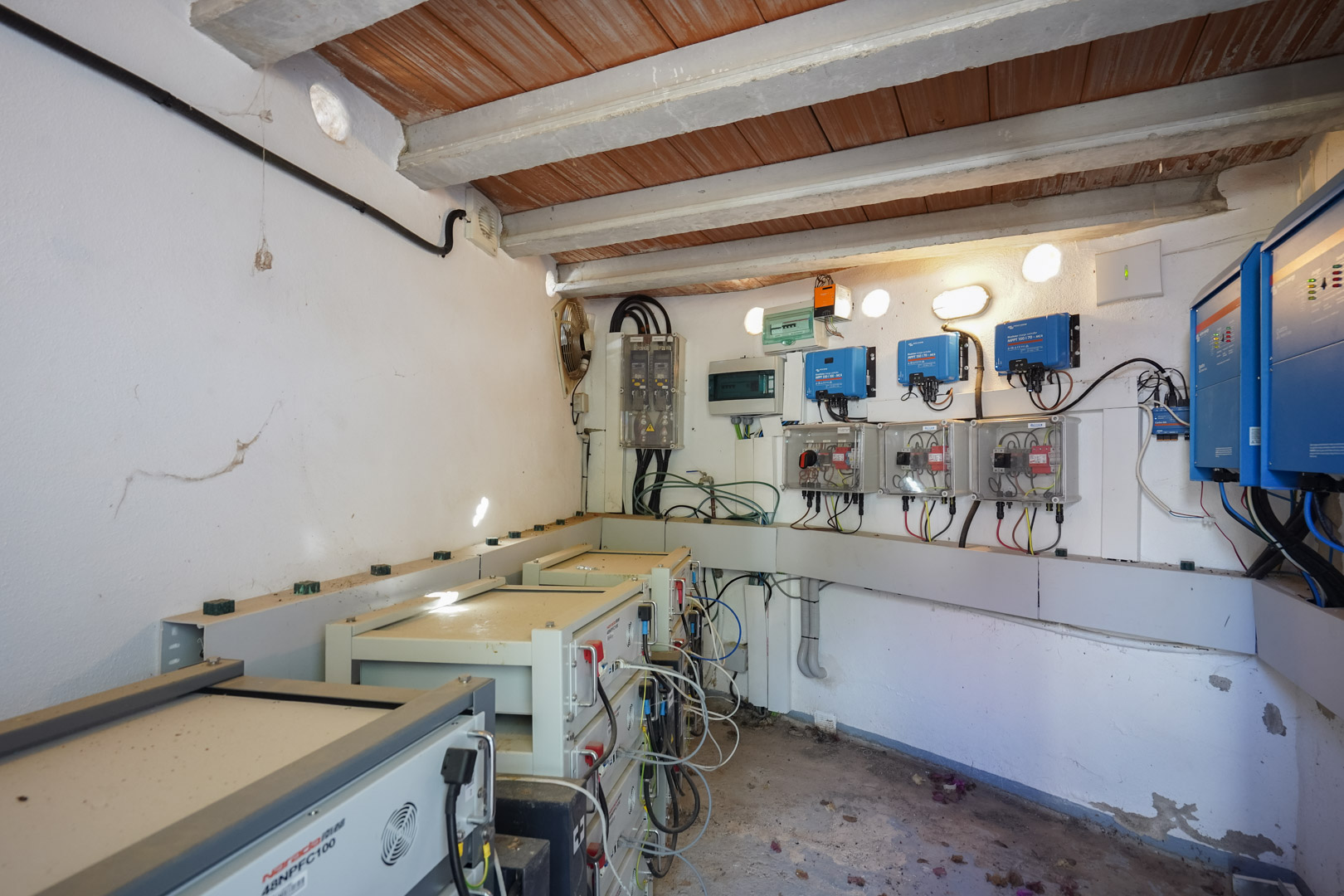 Technische ruimte voorzien van een 30 kW fotovoltaïsch systeem met Victron Energy omvormers en Narada lithiumbatterij-torens voor energieopslag.
