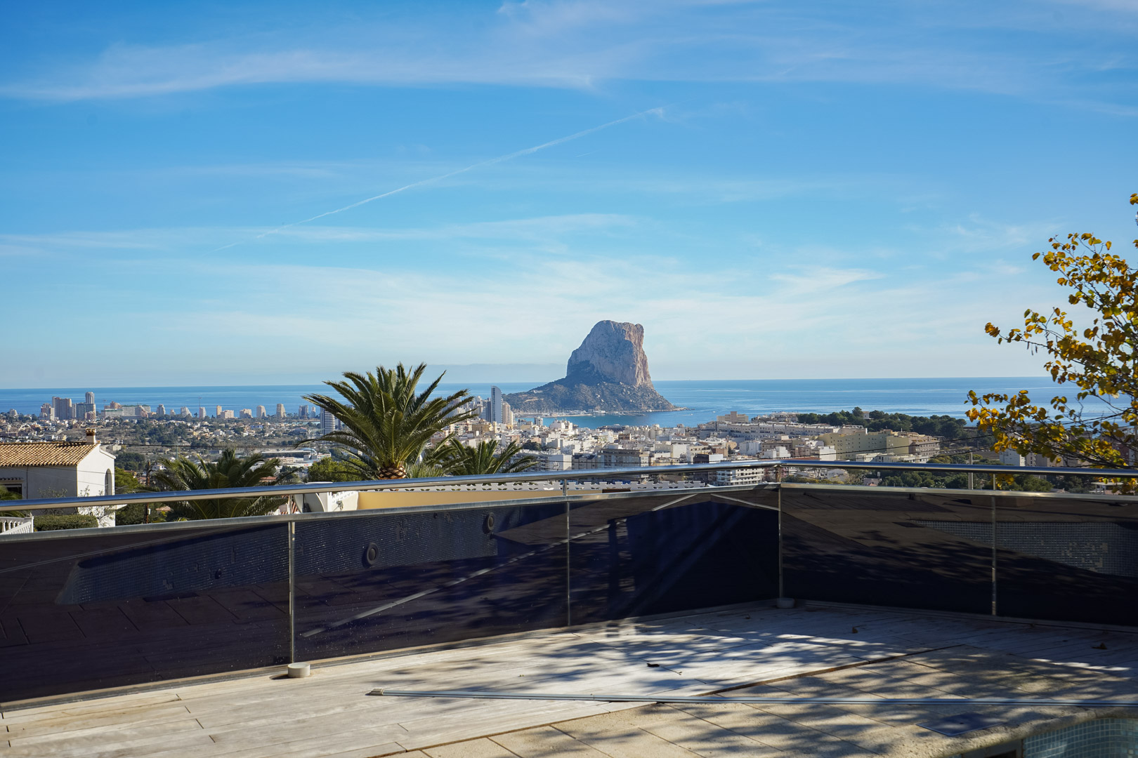 Terras met glazen en stalen balustrade met direct uitzicht op de Peñón de Ifach, de Middellandse Zee en het stadscentrum van Calpe.
