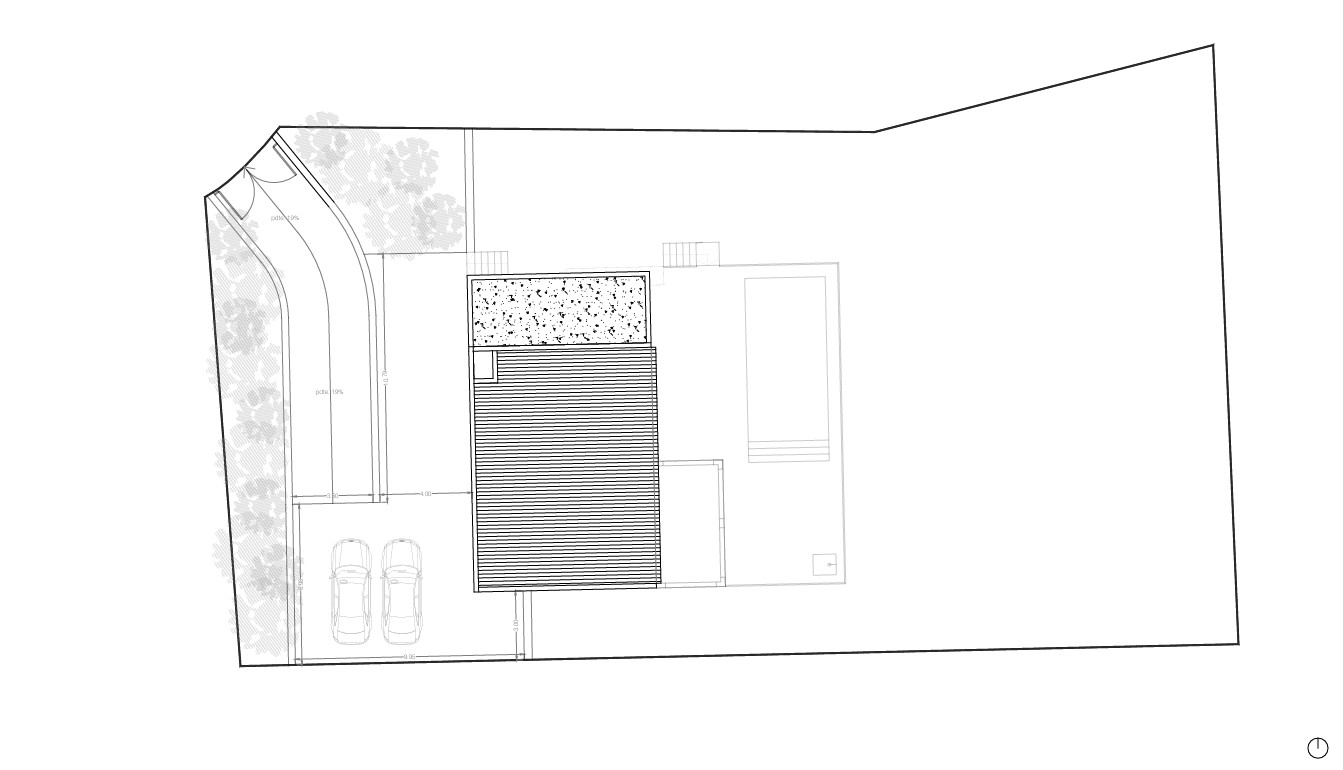 Situatieplan met de indeling van de villa op het perceel, inclusief de oprit, parkeergelegenheid voor twee auto's en de situering van het privézwembad.