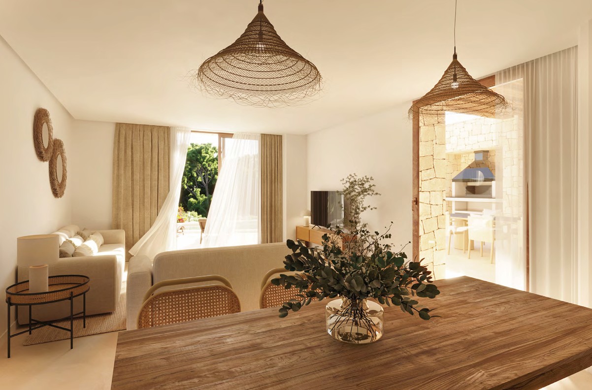 Lichte eetkamer met rustieke houten tafel en hanglampen van natuurlijke vezels.