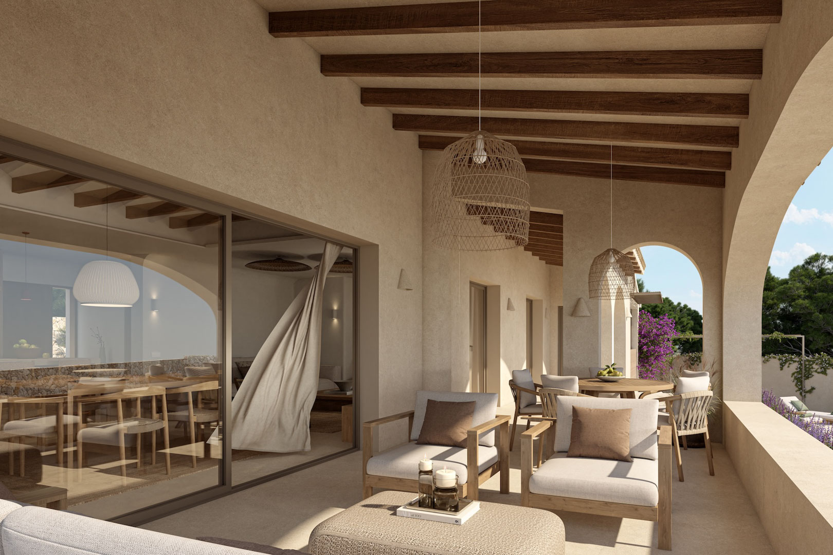 Overdekt terras met houten balkenplafond, rotan hanglampen en neutraal buitenmeubilair, verbonden met het interieur via grote glazen schuifdeuren.