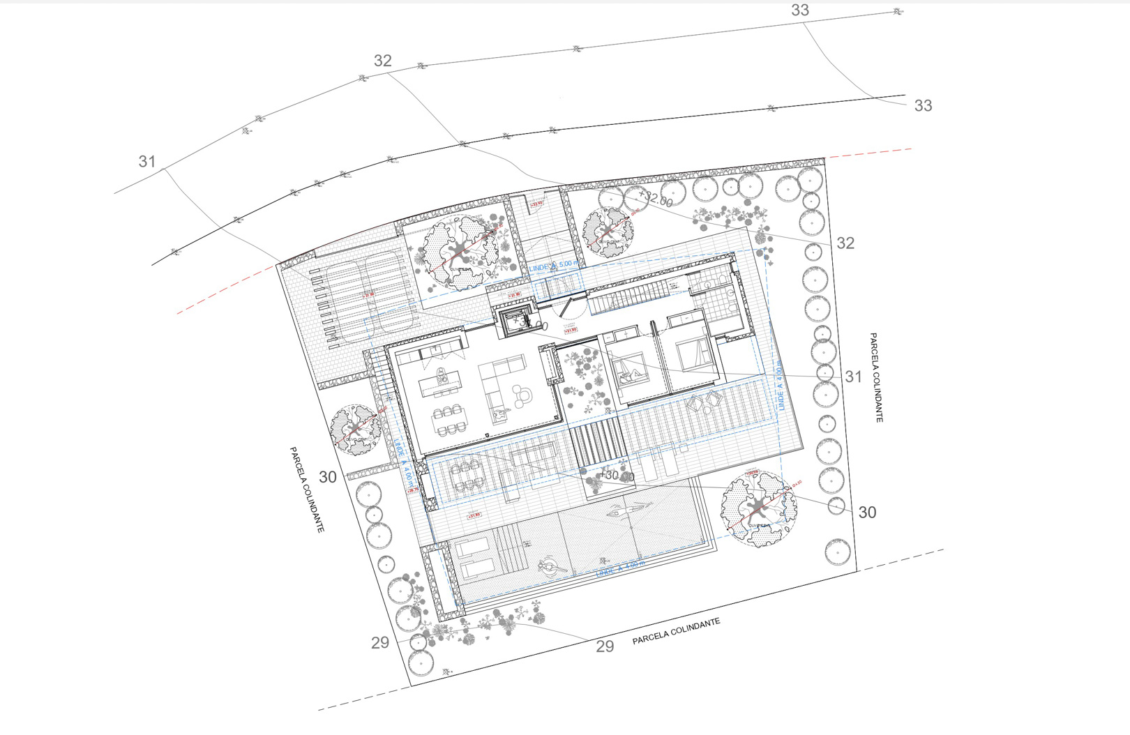 Gedetailleerde architectonische plattegrond met de indeling van het interieur, het zwembad, de aangelegde tuinen en de parkeerplaats binnen de perceelgrenzen.